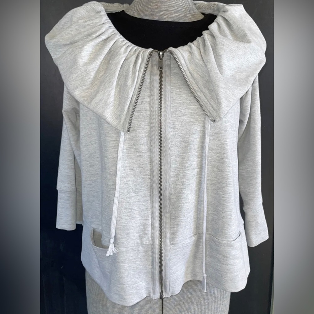 ⭐️ NWOT Grey Zip Up Sweater Ruffle Neck 3/4 Sleeve With Pockets M/L Super Soft